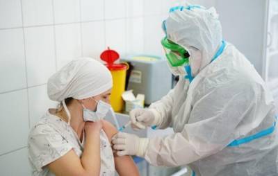 В Киеве врачи массово отказались делать прививки от коронавируса: "Из 24 сотрудников только двое..."