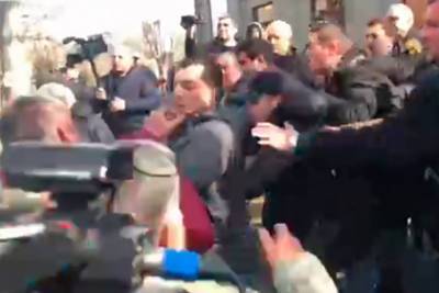 Оппозиционеры подрались со сторонниками Пашиняна в Ереване