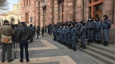 Пашинян вышел к своим сторонникам на площади Республики