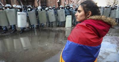 Массовые протесты в Ереване: одни требуют отставки Пашиняна, другие — вышли в его поддержку