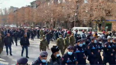 В Ереване вспыхнули протесты: Генштаб Армении требует отставки Пашиняна, он в ответ говорит о военном перевороте