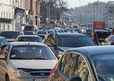 Движение остановилось: из-за аварии в Харькове возникла огромная пробка, кадры коллапса