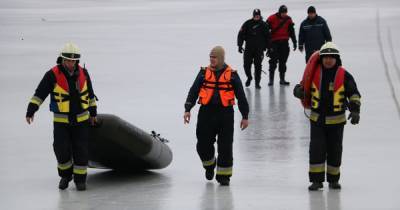 В Днепре шестерых рыбаков унесло на льдине