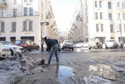 Сугробы из снега превратились в грязь: петербуржцы недовольны качеством уборки улиц