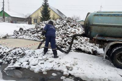 В Кирсанове третьи сутки устраняют аварию на трубопроводе