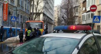 В Киеве "героиня парковки" заблокировала эвакуатор и требует оформить угон авто: съехалась полиция, видео