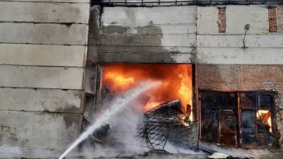 Площадь пожара на заводе «Химпэк» в Шахтах достигла 900 квадратных метров.