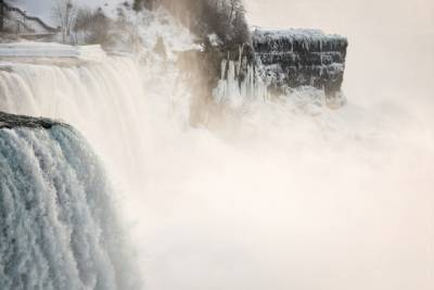 Из-за аномальных морозов в Северной Америке замерз Ниагарский водопад: впечатляющие кадры