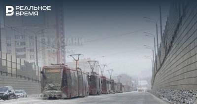 В Казани по улице Серова встали трамваи