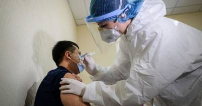 "Неприятных ощущений нет": первый вакцинированный на Буковине врач рассказал о самочувствии (видео)