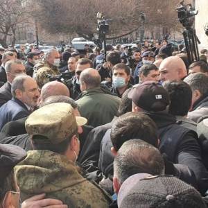 В Армении обостряется ситуация: усиливаются протесты, над Ереваном военная авиация