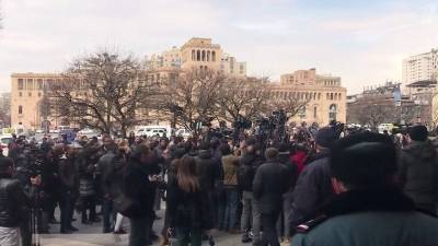 На улицы Еревана вышли сотни людей после заявления Пашиняна о попытке военного переворота
