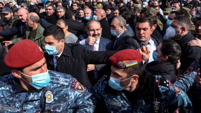 Попытка переворота: сторонники премьера и военных вышли на улицы Еревана