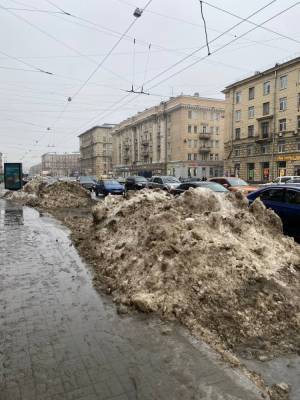 Петербург после снегопада и резкой оттепели утопает в грязи и лужах