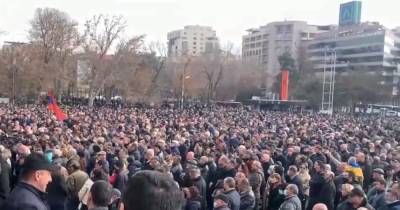 Над Ереваном заметили истребители во время митингов против Пашиняна (видео)