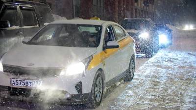 Жители ЖК в Москве пожаловались на бесконечные пробки на въезде