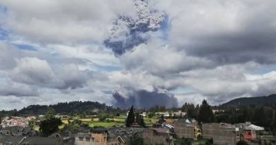 Выбросил столб пепла на высоту 1500 метров: в Индонезии проснулся вулкан Синабунг