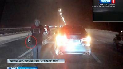Машину с детьми в салоне обстреляли на шоссе под Петербургом