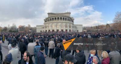Оппозиционеры в Ереване направились шествием к зданию парламента
