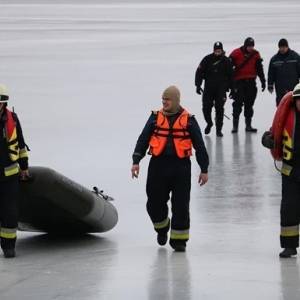 В Днепре спасли со льдины шесть рыбаков