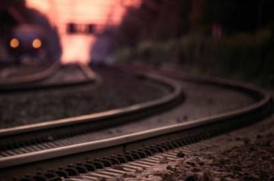 Легла прямо на рельсы перед поездом: в Одессе погибла 13-летняя девочка