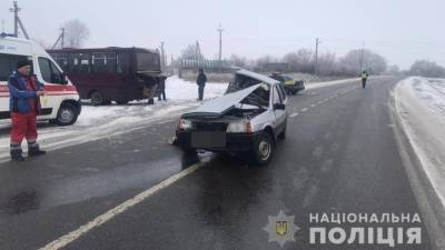 На Харьковщине легковушка влетела в автобус с 15 пассажирами, есть погибшие