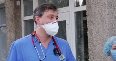 "Хотел оценить степень безопасности": врачу первому сделали вакцинацию в Волынской области