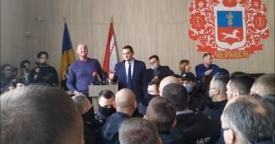 В Черкассах депутат отказался говорить на украинском: вызвали полицию и устроили синхронный перевод (ВИДЕО)