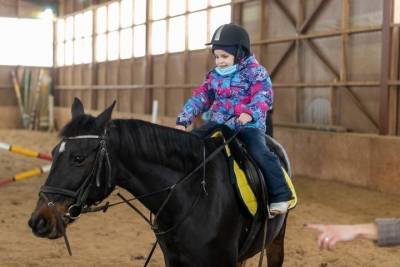 Псковский губернатор исполнил мечту сироты покататься на лошади