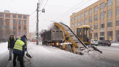 Дворники Петербурга вывезли более 57 тысяч тонн снега за сутки