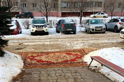 Коммунальщики в российском городе вместо плитки положили ковер