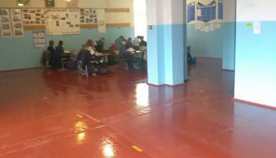 Из-за большого количества учеников в школе на Киевщине учителя проводят уроки в коридорах: фото