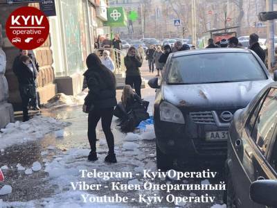 Очередная жертва сосулек: в Киеве на голову девушки упал огромный кусок льда