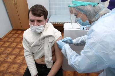 В Украине уже второй день идет вакцинации от коронавируса: какие области получили препарат