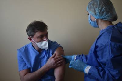 Волынский врач вакцинировался первым, чтобы оценить безопасность