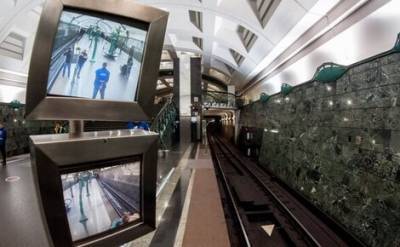 Мэрия Москвы планирует установить на 85 станциях метрополитена мультимедийные экраны с видеокамерами