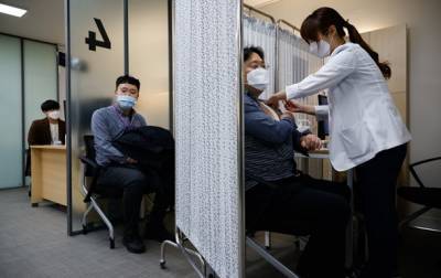 Южная Корея начинает вакцинацию. Почему медлили