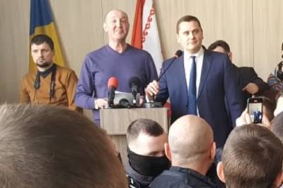 Черкасский депутат не захотел выступать на украинском, но ему помогли