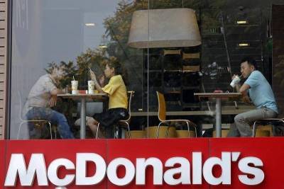 СМИ: McDonald's следит за работниками, требующими увеличения зарплаты