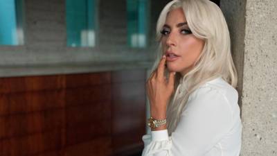 С итальянским шиком: Леди Гага кардинально изменила цвет волос и прогулялась по улицам Рима