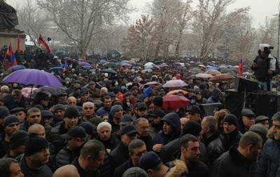 В Ереване вспыхнули протесты, возводятся баррикады