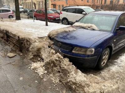 Утопающий в грязном снегу Петербург по итогам опроса оказался лидерах по уборке дорог