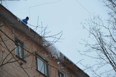 Из-за потепления в Твери стали тщательнее следить за сходом снега с крыш