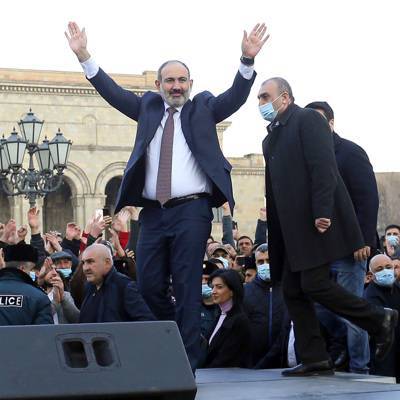 Оппозиция у парламента Армении перекрыла входы и выходы