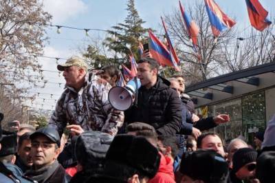 Оппозиция Армении собралась ночевать на улицах, добиваясь отставки Пашиняна