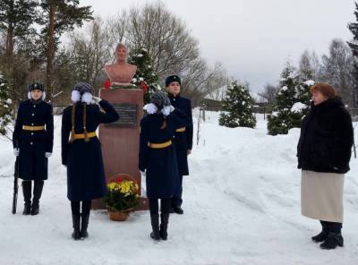Бюст героя-земляка торжественно открыли у школы в Кимрском районе Тверской области