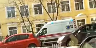 «Снимал какое-то видео»: в Киеве подросток выпрыгнул из окна лицея — соцсети