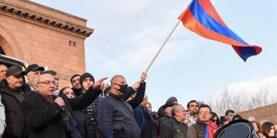 Протестующие в Ереване возводят баррикады и блокируют здание парламента