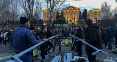Оппозиция устанавливает палатки у здания парламента Армении