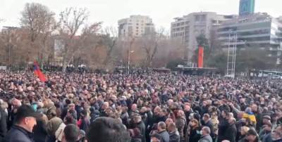 Протестующие в Ереване перекрывают баррикадами центр города: видео